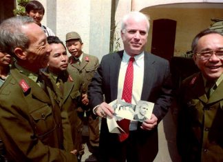 john mccain cựu tù Hỏa Lò
