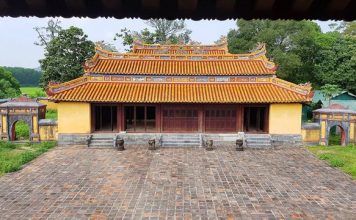 Ngột ngạt và lâng lâng với lăng tẩm Huế (kỳ 2)