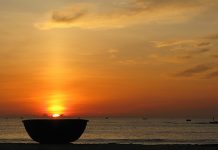 Đứng trước biển