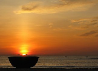 Đứng trước biển