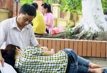 ‘Cha trông con ngủ’, bức ảnh mùa thi cảm động