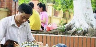 ‘Cha trông con ngủ’, bức ảnh mùa thi cảm động