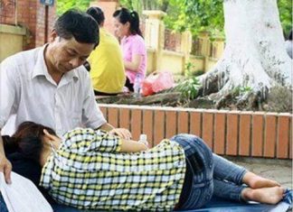 ‘Cha trông con ngủ’, bức ảnh mùa thi cảm động