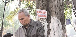 Ông già 50 năm khắc bút bên hồ Gươm