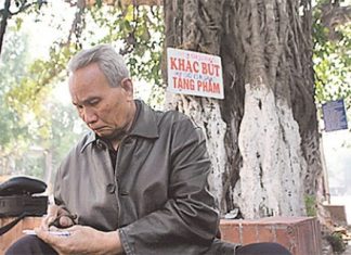Ông già 50 năm khắc bút bên hồ Gươm