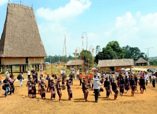 Thăm “nhà mả” Ba Na và Gia Rai (kỳ 1)