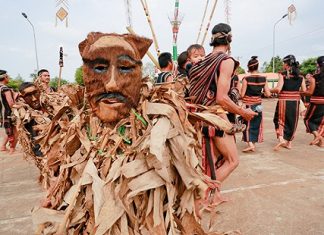 Thăm “nhà mả” Ba Na và Gia Rai (kỳ 2)