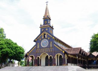 Nhà thờ gỗ hơn 100 tuổi ở Kon Tum