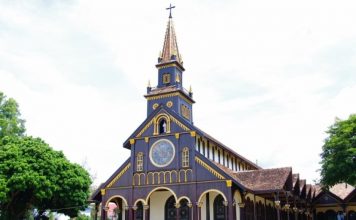 Nhà thờ gỗ hơn 100 tuổi ở Kon Tum